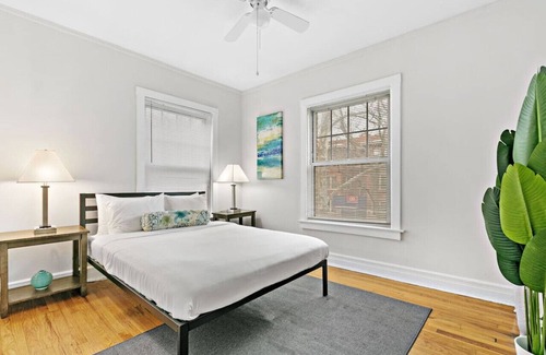 Rogers Park Apartment | 3BR Apartment close to Beach Park Loyola