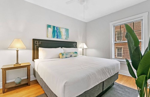 Rogers Park Apartment | 3BR Apartment close to Beach Park Loyola