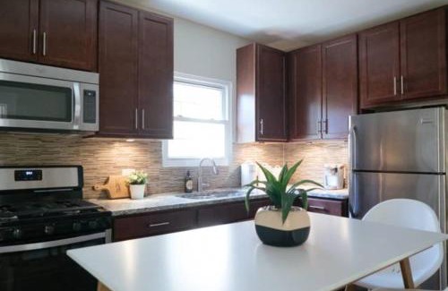 Chicago Apartment | 3BR Apartment Cozy, Great Location & Pet-Friendly- Central Stylish