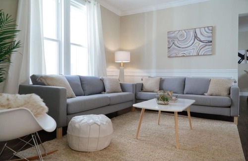 Chicago Apartment | 3BR Apartment Cozy, Great Location & Pet-Friendly- Central Stylish