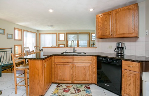 Narragansett House | 3BR Beach Home , Ocean Views, 2 Min Walk to Scarborough