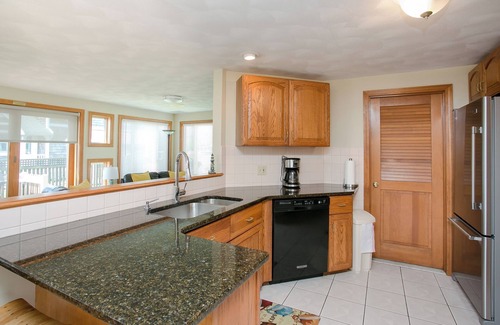 Narragansett House | 3BR Beach Home , Ocean Views, 2 Min Walk to Scarborough
