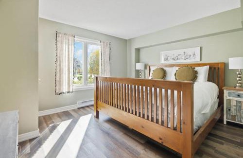 The Blue Mountains Apartment | 3BR Bright Mountain View Condo at Blue on Monterra
