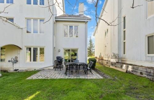 The Blue Mountains Apartment | 3BR Bright Mountain View Condo at Blue on Monterra