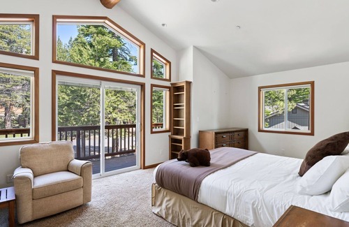 Chamberlands House | 3BR Cabin 4 Min to Slopes and Beach