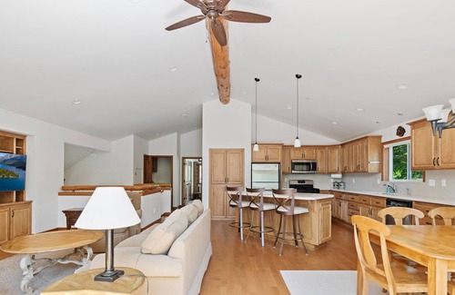 Chamberlands House | 3BR Cabin 4 Min to Slopes and Beach