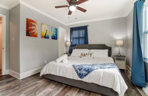 Starmount House | 3BR Charlotte Getaway, Hot Tub & Mini Golf Fun