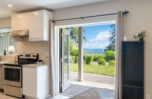 Crescent Beach House | 3BR Charming home in Surrey!