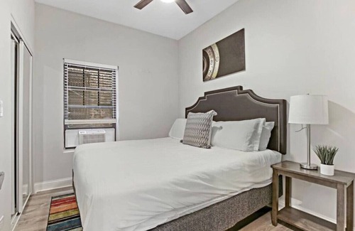 Avondale Apartment | 3BR Comfy Apartment in Logan Square