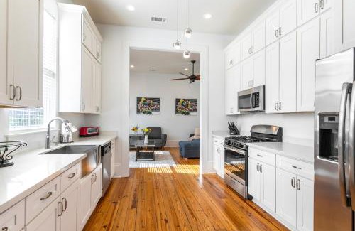 Faubourg Lafayette Apartment | 3BR Cottage on Carondelet by Hosteeva