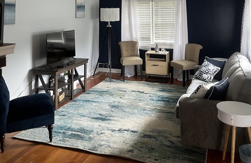 Bermuda House | 3BR Cozy Bungalow Apt. Minutes to Ft Gregg- VSU- VCU- MCV- Winery & Hospitals.