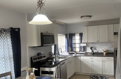 Bermuda House | 3BR Cozy Bungalow Apt. Minutes to Ft Gregg- VSU- VCU- MCV- Winery & Hospitals.