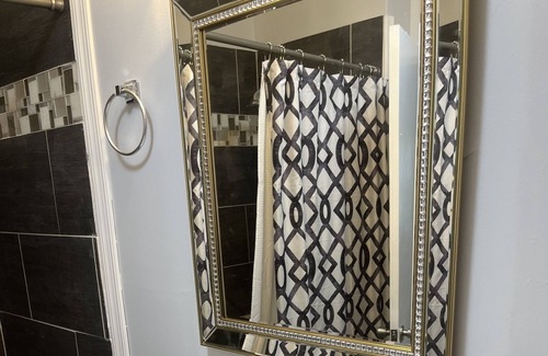 Bermuda House | 3BR Cozy Bungalow Apt. Minutes to Ft Gregg- VSU- VCU- MCV- Winery & Hospitals.