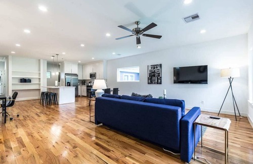 Greater East End House | 3BR Cozy Bungalow 1749! Medical Center, Stadiums!