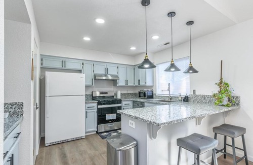 Merced House | 3BR Cozy Home~ Stylish & New ~ UC Merced ~ en route Yosemite!