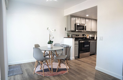 Aurora House | 3BR Cozy Townhouse, Great Location! Dogs OK