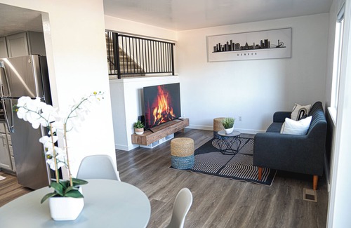 Aurora House | 3BR Cozy Townhouse, Great Location! Dogs OK