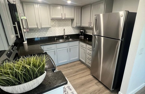 Aurora House | 3BR Cozy Townhouse, Great Location! Dogs OK