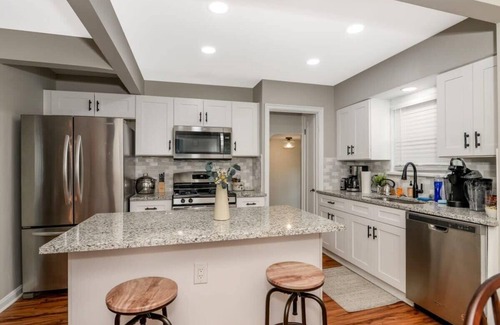 Independence House | 3BR Cozy Weekend at the Pleasant Brick House!