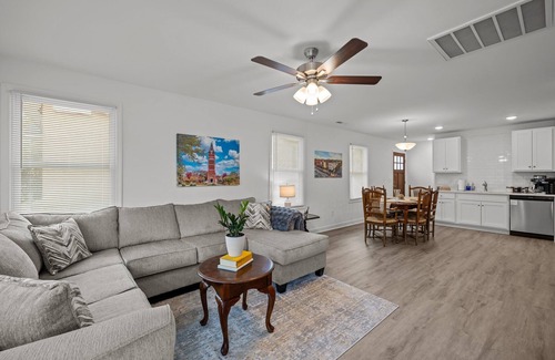Salisbury House | 3BR Downtown Retreat King Bed Cozy & Fast WiFi