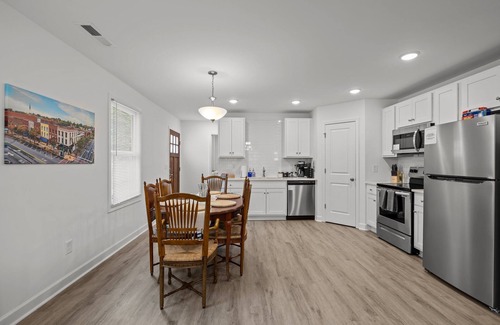 Salisbury House | 3BR Downtown Retreat King Bed Cozy & Fast WiFi