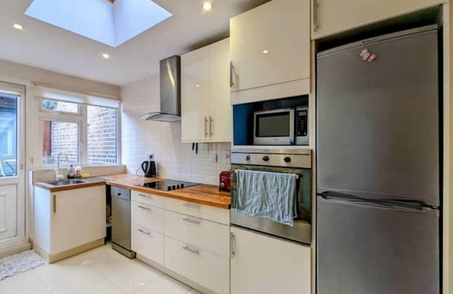 Ringsend House | 3BR Dublin 4 Gem: Walk to Docks, Beach & Tech HQsn