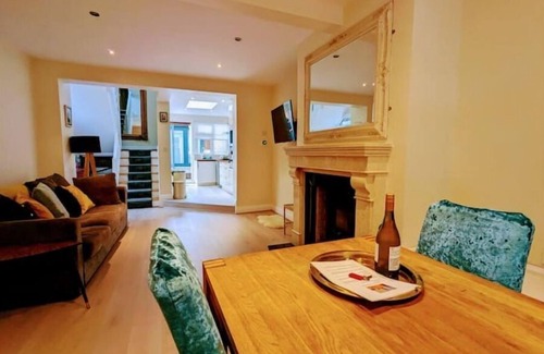Ringsend House | 3BR Dublin 4 Gem: Walk to Docks, Beach & Tech HQsn