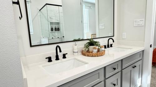North Houston House | 3BR Escape Near the Galleria - High Ceilings