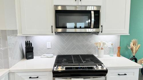 North Houston House | 3BR Escape Near the Galleria - High Ceilings