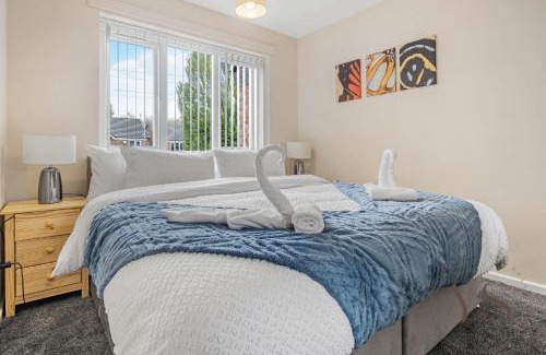 Tipton House | 3BR Family Home in Tipton - WiFi Netflix and Parking