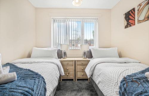 Tipton House | 3BR Family Home in Tipton - WiFi Netflix and Parking