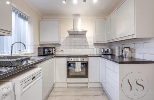 Tipton House | 3BR Family Home in Tipton - WiFi Netflix and Parking