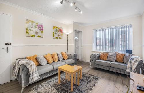 Tipton House | 3BR Family Home in Tipton - WiFi Netflix and Parking