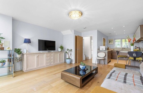 Greenhithe House | 3BR Family Retreat | Parking & Garden by Bluewater