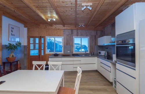 Caleta de Arriba Ski Chalet | 3BR Fronton Wave - Ocean View & Parking