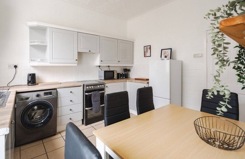 Ashton-under-Lyne House | 3BR Furnished w/Washer & WiFi