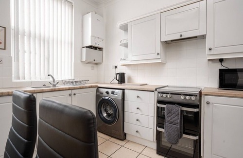 Ashton-under-Lyne House | 3BR Furnished w/Washer & WiFi