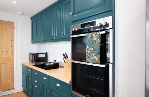 Norwich House | 3BR Georgian Home | BBQ Garden | Parking | Central