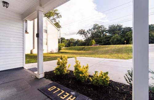 Paw Creek House | 3BR Getaway Hot Tub Games Family Fun