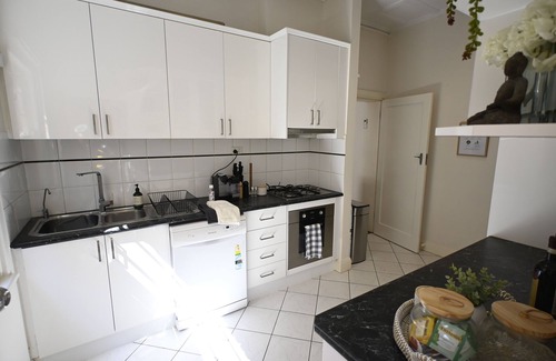 Glen Iris House | 3BR Glen Iris Gem – Sleeps 7, Near Train & Freeway with WiFi and AC