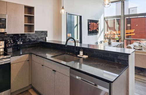 Fairmount Apartment | 3BR, Gym, Game Room, Rooftop | Urban Haven
