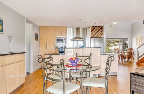 Wirrina Cove House | 3BR Hilltop Getaway – Games, Ocean Views, Wi-Fi, Parking, Sleeps 14, Pizza Oven & More