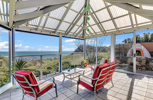 Wirrina Cove House | 3BR Hilltop Getaway – Games, Ocean Views, Wi-Fi, Parking, Sleeps 14, Pizza Oven & More
