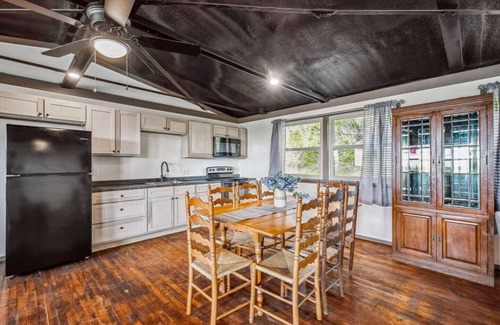 Paluxy Cabin | 3BR Hilltop Retreat | Fire pit | Panoramic Views