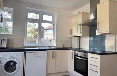 Crawley House | 3BR Home Away From Home Free Parking Near LGW Airport