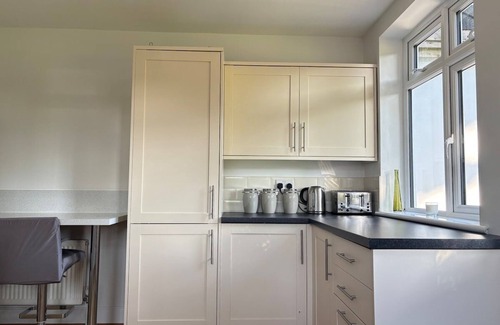 Crawley House | 3BR Home Away From Home Free Parking Near LGW Airport