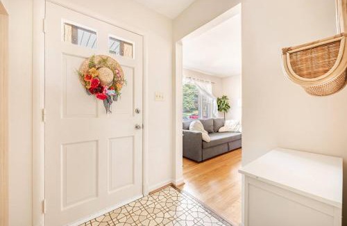 Idylwood Apartment | 3BR Home - Free Parking-WiFi Kitchen Laundry-Kids Friendly-Near DC & Downtown & Metro-Patio & Deck