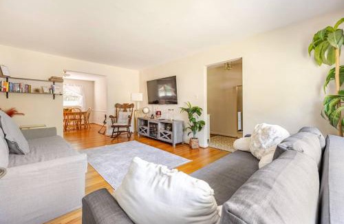 Idylwood Apartment | 3BR Home - Free Parking-WiFi Kitchen Laundry-Kids Friendly-Near DC & Downtown & Metro-Patio & Deck