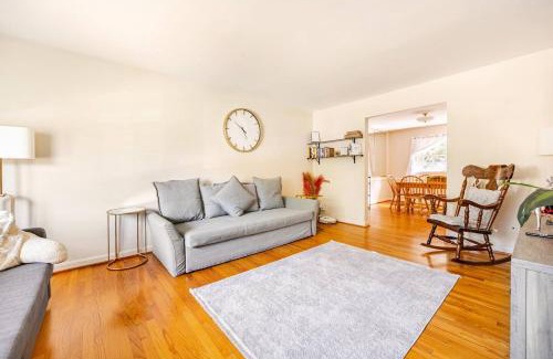 Idylwood Apartment | 3BR Home - Free Parking-WiFi Kitchen Laundry-Kids Friendly-Near DC & Downtown & Metro-Patio & Deck
