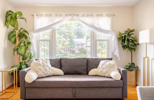 Idylwood Apartment | 3BR Home - Free Parking-WiFi Kitchen Laundry-Kids Friendly-Near DC & Downtown & Metro-Patio & Deck
